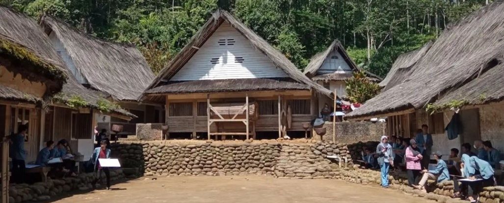 Belajar Sketsa dari Kampung Naga: Kunjungan Mahasiswa Baru DPTA ke Kampung Naga, Tasikmalaya